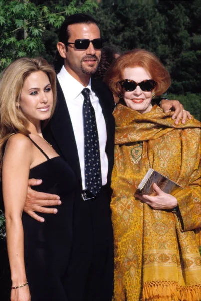 Lorenzo Lamas Och Hustru Shawn Med Mor Arlene Dahl American Stockbild