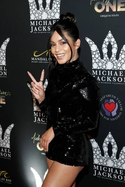 Vanessa Hudgens Agli Arrivi Michael Jackson 60Th Birthday Diamond Anniversary Immagine Stock