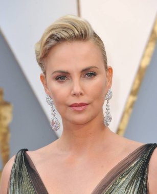 Charlize Theron, 2017 Akademi Ödülleri Oscar'ları - Arrivals 2, Hollywood and Highland Center'daki Dolby Tiyatrosu, Los Angeles, Ca 26 Şubat 2017'ye geliyor. Fotoğraf: Elizabeth Goodenough / Everett Koleksiyonu