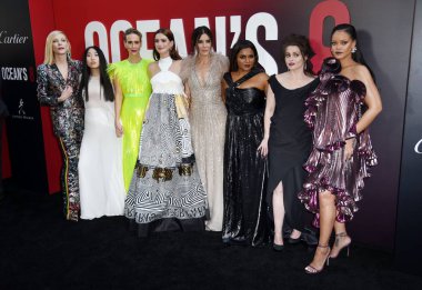 Cate Blanchett, Awkwafina, Sarah Paulson, Anne Hathaway, Sandra Bullock, Mindy Kaling, Helena Bonham Carter, Rihanna Ocean ' 'S 8 prömiyeri için gelen, Lincoln Center 'da Alice Tully Hall, New York, NY Haziran 5, 2018. Fotoğraf: Derek Storm/Everett Col