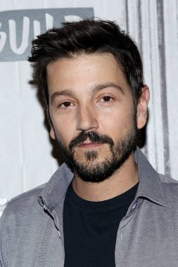 Diego Luna Aol Build Serisi Ünlü Candids için içinde - Sal, Aol Build Serisi, New York, Ny Kasım 27, 2018 