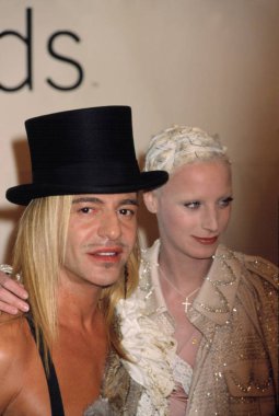 John Galliano ve arkadaş VH1/Vogue moda Ödülleri, NYC, 10/19/01, CJ Contino tarafından.