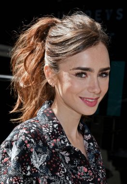 Lily Collins, dışarı son Tycoon teşvik dışarı ve hakkında Celebrity candids için-Wed, New York, NY Temmuz 26, 2017. Fotoğraf: Derek Storm/Everett Collection