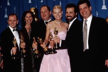 Shakespeare of Love David Parfitt, Donna Gigliotti, Harvey Weinstein, Gwyneth Paltrow, Ralph Lauren, Edward Zeick ve Marc Norman, Mart, 1999 tarafından cüppe için Akademi Ödülü Kazananlar. Fotoğraf: Robert Hepler/Everett Collection