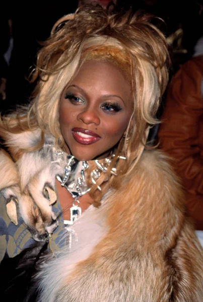 Lil' Kim Marc Bouwer defilesinde Fausto kıyafeti, 2/8/00 