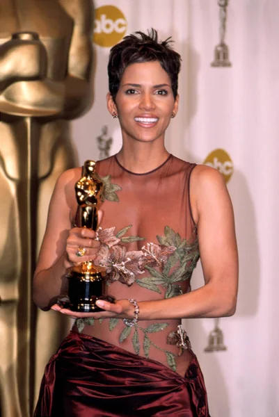 Halle Berry Pictures Halle Berry Stock Photos Images Page 3 Depositphotos