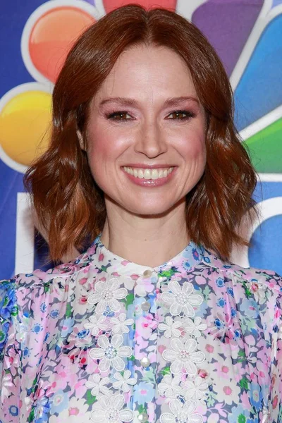 Ellie Kemper Bij Aankomsten Voor Nbc New York Pers Junket Rechtenvrije Stockafbeeldingen