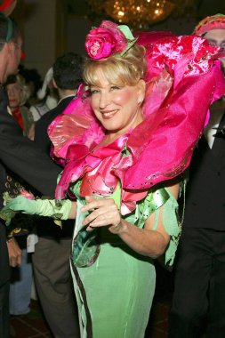 Bette Midler New York restorasyon projesi için Bette Midler Hulaween gala için gelenler, Waldorf-Astoria Otel, New York, NY, Ekim 31, 2005. Fotoğraf: Gregorio Binuya/Everett Collection