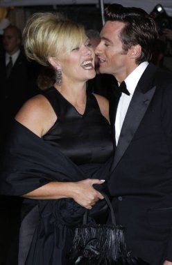 Actor Hugh Jackman ve eşi Deborra-Lee Furness New York 'ta met Nisan 26, 2004 yılında yılın kostüm Enstitüsü partisi geliyor. (Matthew Peyton/Everett Collection tarafından fotoğraf)