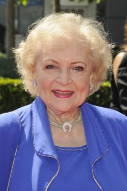 Betty White 2009 Creative Arts Emmy Ödülleri için gelenler - Gelenler, Nokia Tiyatrosu, Los Angeles, Ca Eylül 12, 2009. Fotoğraf: Roth Stok / Everett Koleksiyonu