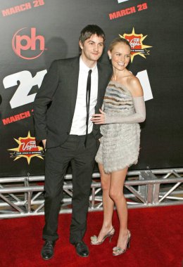 Jim Sturgess, Kate Bosworth (Chanel couture elbise ve eldiven giyiyor) Premiere Columbia resimleri ' 21, Planet Hollywood Resort ve Casino, Las Vegas, NV, 12 Mart 2008 için gelenler. Fotoğraf: James Atoa/Everett Collection 