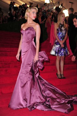 Kehribar Schiaparelli ve Prada için gelen gelen Heard: Imkansız sohbetler-Metropolitan Museum of Art ' 's 2012 Kostüm Enstitüsü Gala yararı-Part 2, Metropolitan Sanat Müzesi, New York, NY Mayıs 7, 2012. Fotoğraf: Gregorio T. Binuya/Everett coll