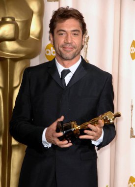 Javier Bardem (kazanan, En İyi Yardımcı Erkek Oyuncu, No Country For Old Men, No Country For Old Men, Prada takım elbise giyiyor), Basın Odası için basın odasında - 80 Yıllık Akademi Ödülleri Oscar Töreni, Kodak Tiyatrosu, Los Angeles, Ca, Şubat 24, 2008. Fotoğraf: David Longend