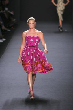 Maggie Rizer içinde moda için Relief Için, Bryant Park, New York, NY, Eylül 16, 2005. Fotoğraf: Gregorio Binuya/Everett Collection