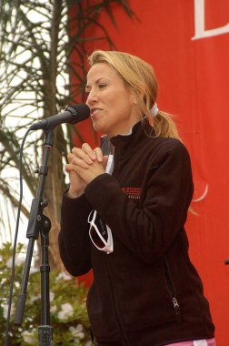 Los Angeles Memorial Coliseum, Los Angeles, Ca, Mayıs 12, 2007 için Los Angeles Revlon Run / Yürüyüş kadın Kanser Araştırma için katılım Sheryl Crow. Fotoğraf: Tony Gonzalez / Everett Koleksiyonu