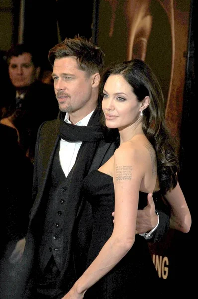 Brad Pitt Angelina Jolie Wearing Versace Dress Mikimoto Earrings Arrivals — Stock Photo, Image