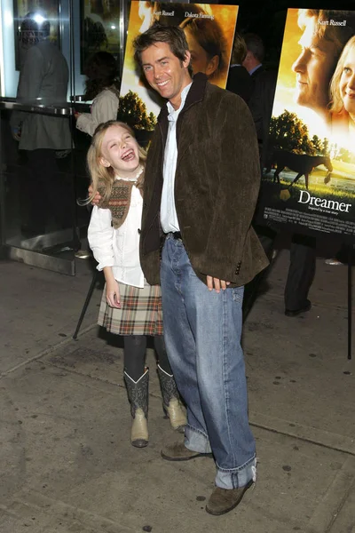 Dakota Fanning John Gatins Aux Arrivées Pour Projection Dreamer Fathers — Photo