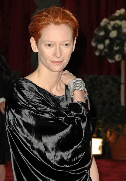 蒂尔达 斯温顿 穿着兰文礼服 在红地毯 第80届奥斯卡颁奖典礼 柯达剧院 洛杉矶 加利福尼亚州 2008年2月24日抵达 照片由 — 图库照片