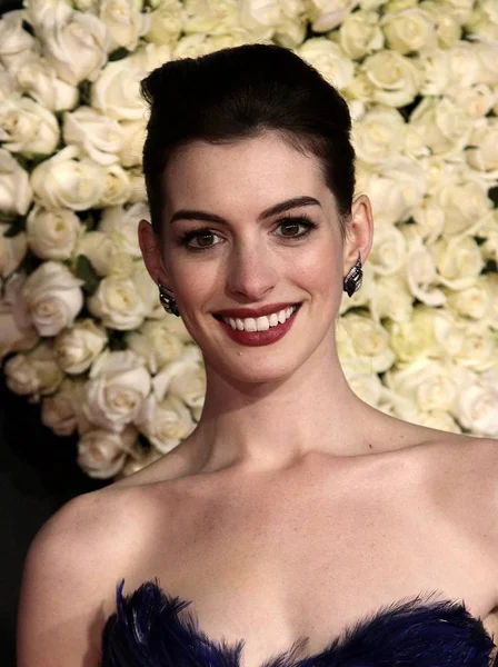 Anne Hathaway Wearing Georgina Chapman Garrard Earrings Arrivals Valentine Day — Stock Photo, Image