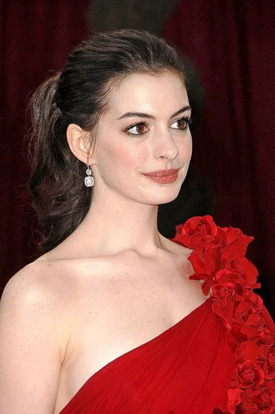 Anne Hathaway Con Pendientes Harry Winston Las Llegadas Para Ceremonia — Foto de Stock