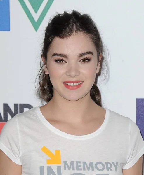 Hailee Steinfeld Las Llegadas Para Stand Cancer Benefit Dolby Theatre — Foto de Stock