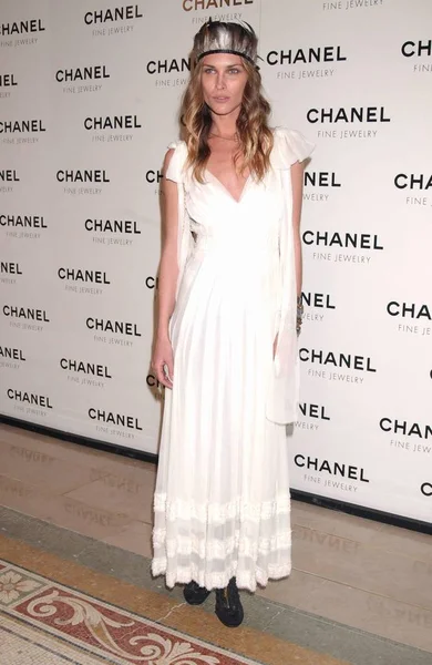 Ерін Wasson Носіння Chanel Сукню Заїзді Chanel Fine Ювелірні Вироби — стокове фото