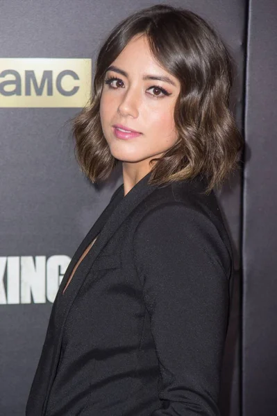 Chloe Bennet Las Llegadas Para Walking Dead Season Six Premiere — Foto de Stock