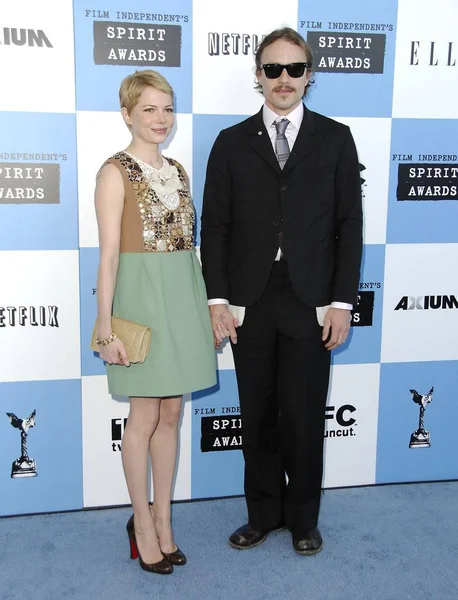 Michelle Williams Vistiendo Vestido Chloe Heath Ledger Vistiendo Gafas Sol — Foto de Stock