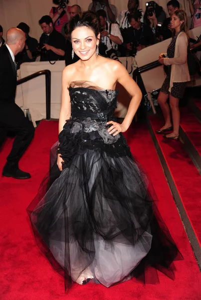 Mila Kunis Vid Ankomster För Del Amerikansk Kvinna Fashioning Nationell — Stockfoto