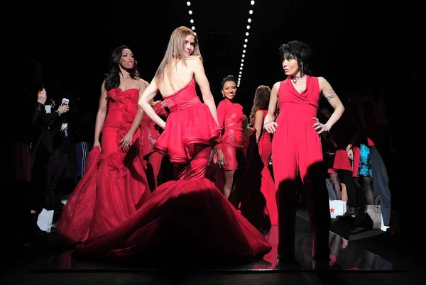 Jill Hennessy Joan Jett Runway Heart Truth Red Dress Collection — стоковое фото