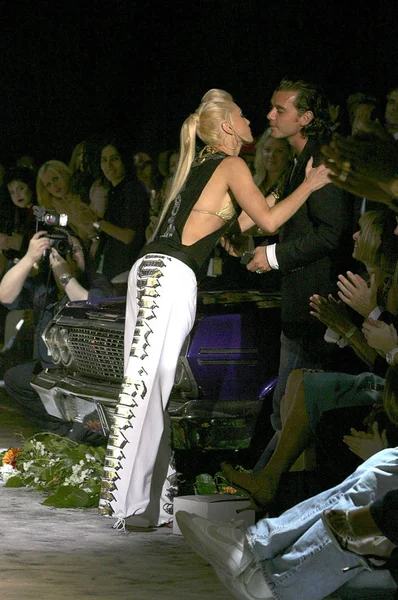 Gwen Stefani Besa Marido Gavin Rossdale Adentro Por Gwen Stefani — Foto de Stock