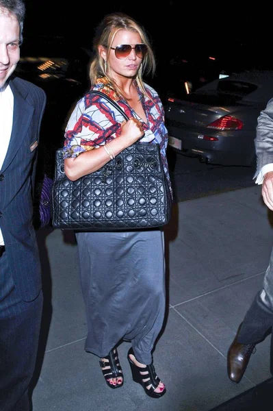 Jessica Simpson (Dries Van Noten bluz giyiyor) dışarı ve Hakkında Celebrity Candids için - Jessica Simpson, Midtown Manhattan otel, New York, Ny Nisan 19, 2010. Fotoğraf: Ray Tamarra / Everett Koleksiyonu