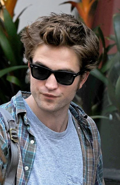 Robert Pattinson Portant Des Lunettes Soleil Ray Ban Sur Place — Photo