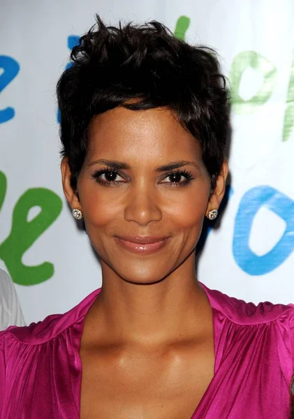 Halle Berry Las Llegadas Para Silver Rose Gala Auction Beverly — Foto de Stock