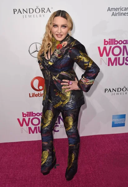 Madonna Vestindo Terno Gucci Nas Chegadas Para Billboard Women Music Fotos De Bancos De Imagens