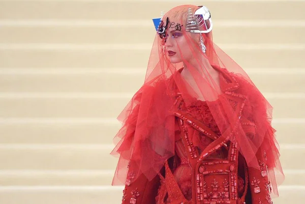 Katy Perry Arrive Rei Kawakubo Comme Des Garcons Costume Institute Photo De Stock