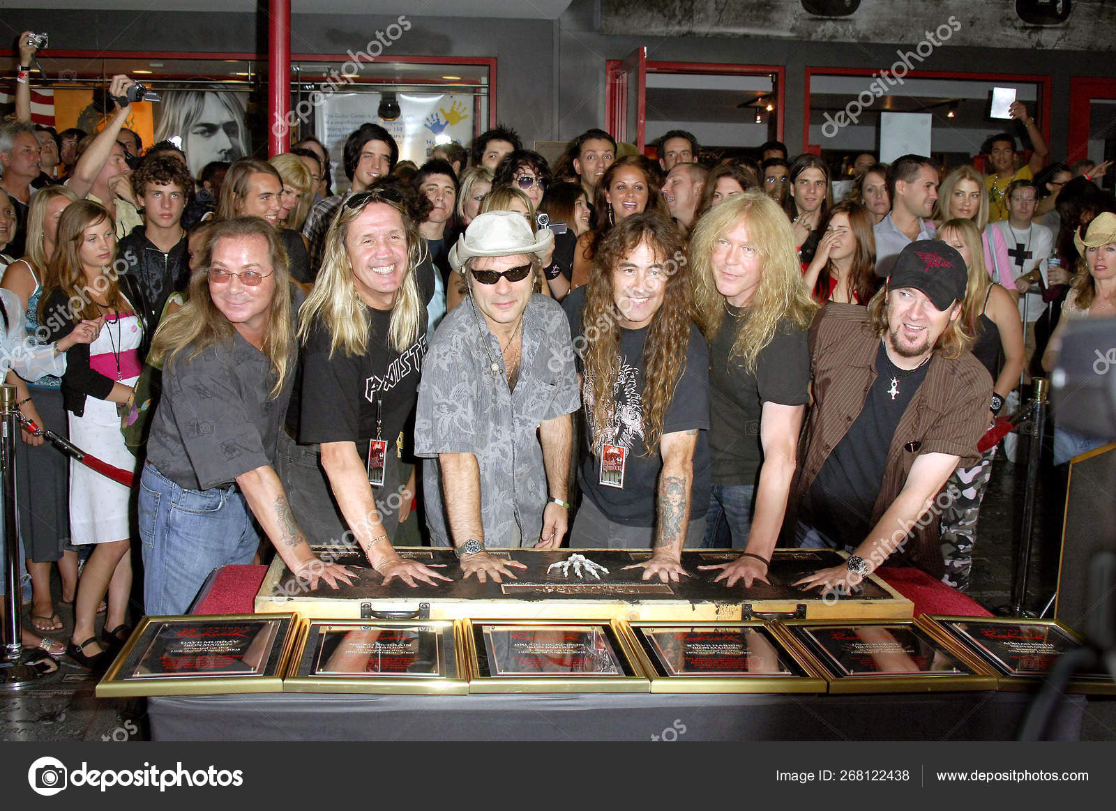 麦克布赖恩布鲁斯迪金森史蒂夫哈里斯贾尼克格斯和阿德里安史密斯在好莱坞摇滚步行上岗仪式好莱坞吉他中心好莱坞洛杉矶——, image size:1600x1163