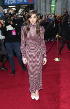 Hailee Steinfeld (Marc Jacobs giyen) Billboard Women of Music 2015 için gelenler, Cipriani 42nd Street, New York, NY Aralık 11, 2015. Fotoğraf: Andres Otero/Everett Collection