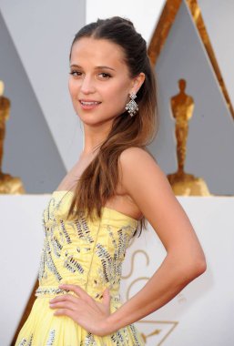 Alicia Vikander (Louis Vuitton küpe giyen) 88Th Akademi Ödülleri Oscars 2016-gelenler 1, Hollywood ve Highland Center, Los Angeles, CA Şubat 28, 2016 de Dolby Theatre için gelen gelenler. Fotoğraf: Elizabeth Goodenough/Everett collectio