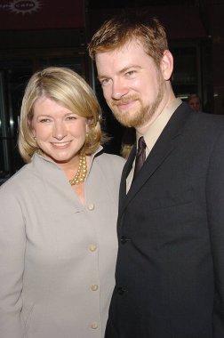 Martha Stewart ve konuk 31 yıllık gündüz Emmy Ödülleri radyo City Music Hall 21 Mayıs 2004 New York 'ta yayın için kırmızı halı üzerinde geliyor. (Lawrence Lucier/Everett Collection tarafından fotoğraf)