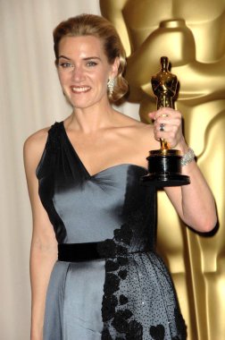 Kate Winslet (bir Yves Saint Laurent elbisesi giyen), En Iyi aktris okuyucu için basın odasında 81st yıllık Akademi Ödülleri-basın odası, Kodak Tiyatrosu, Los Angeles, CA 2/22/2009. Fotoğraf: Dee Cercone/Everett Collection