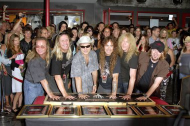 Dave Murray, Nicko McBrain, Bruce Dickinson, Steve Harris, Janick Gers ve Adrian Smith, Hollywood Rockwalk Indüksiyonu Iron Maiden, Guitar Center Hollywood, Los Angeles, CA, 19 Ağustos 2005 için indüksiyon töreninde. Fotoğraf: Michael German