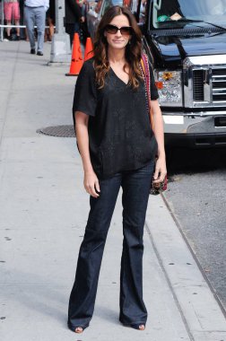 Aktris Julia Roberts, Ziyaret 'David Letterman ile Late Show' Ed Sullivan Tiyatrosu'nda dışarı ve Hakkında Ünlü Candids için - Çarşamba, , New York, Ny Ağustos 4, 2010. Fotoğraf: Ray Tamarra / Everett Koleksiyonu