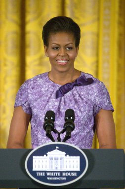Michelle Obama (Anne Klein New York elbise giyiyor) Askeri Öğleden Sonra Çay Onur Kadınlar için bir kamu görünümünde, Beyaz Saray Doğu Odası, Washington Dc, Dc Kasım 18, 2009. Fotoğraf: Stephen Boitano / Everett Koleksiyonu