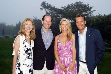 Silda Spitzer, Eliot Spitzer, Christie Brinkley ve Peter Cook, Elliot Spitzer 'i Southampton 'da onurlandıran bir partide, Annie ve Michael Falk 'ın NY ikamet Temmuz 16, 2005. (Fotoğraf S. Rosante Rob Rich/Everett koleksiyonu için)