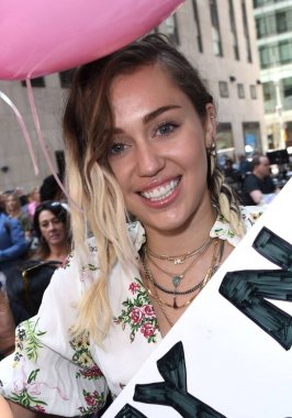 Miley Cyrus dışarı ve hakkında Celebrity Candids için - Wed, , New York, Ny Mayıs 17, 2017. Fotoğraf: Derek Storm / Everett Koleksiyonu