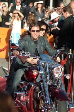 Tom Cruise, Katie Holmes Savaş Worlds Premiere, Grauman Çin Tiyatrosu, Los Angeles, CA, Haziran 27, 2005 için gelenler. Fotoğraf: Tony Gonzalez/Everett Collection