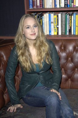 Leelee Sobieski Adrienne Shelly Vakfı Açılış Benefit için gelenler de - Parti sonra, Bella's Bar Martignetti, New York, Ny, Kasım 12, 2007. Fotoğraf: Patrick Callahan / Everett Koleksiyonu