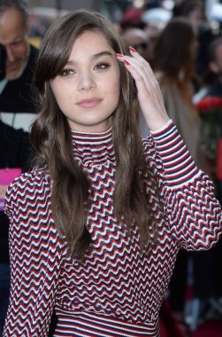 Hailee Steinfeld müzik 2015 Billboard kadınlar için gelen, Cipriani 42nd Street, New York, NY 11 Aralık 2015. Fotoğraf: Kristin Callahan/Everett Collection