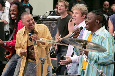 Sheldon Reynolds, Maurice White, Keith Howland, Robert Lamm, Philip Bailey Nbc Today Show Chicago & Earth için sahnede, Wind & Fire Konser, Rockefeller Center, New York, Ny, Temmuz 01, 2005. Fotoğraf: Beowulf Sheehan/Everett Collection